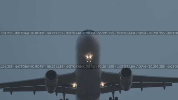Passenger plane landing at night. Стоковое видео, видеограф Михаил Коханчиков / Фотобанк Лори
