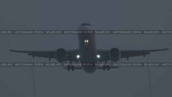 Passenger plane landing at night. Стоковое видео, видеограф Михаил Коханчиков / Фотобанк Лори