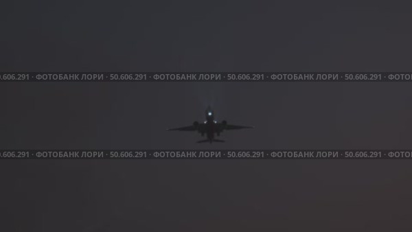 Passenger plane landing at night. Стоковое видео, видеограф Михаил Коханчиков / Фотобанк Лори