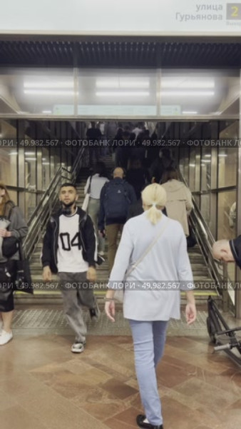 Passengers at the crossing of Pechatniki station to BKL. Large passenger traffic. Russia. Moscow. 18.06.2025. Редакционное видео, видеограф Ярославский Максим / Фотобанк Лори