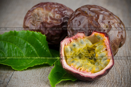 Passion fruits on wooden background. Стоковое фото, агентство Ingram Publishing / Фотобанк Лори