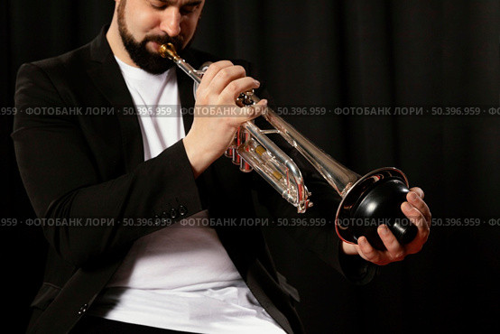 passionate musician celebrating jazz day 6. Стоковое фото, агентство Ingram Publishing / Фотобанк Лори