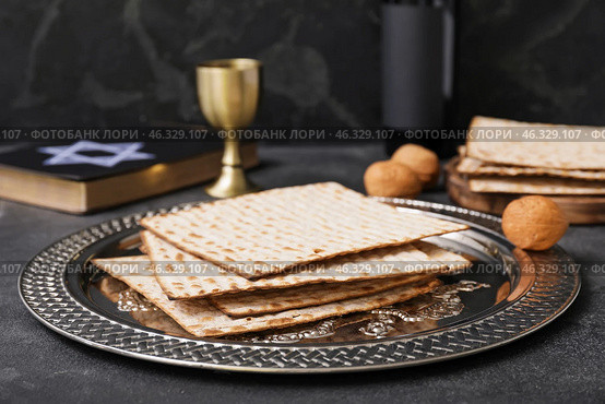 Passover Seder plate with matzo on dark background. Стоковое фото, фотограф Pixel_shot / Фотобанк Лори