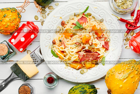 Pasta or spaghetti with pumpkin and bacon.Pasta carbonara.Seasonal autumn food. Autumn pasta with pumpkin and bacon. Стоковое фото, агентство Ingram Publishing / Фотобанк Лори