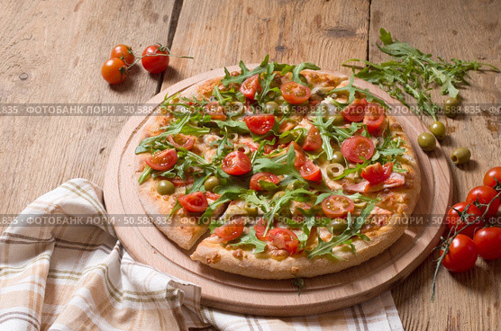 Pasta with olives, tomatoes and basil, fresh pasta, orange juice. Pasta with olives, tomatoes and basil. Стоковое фото, агентство Ingram Publishing / Фотобанк Лори