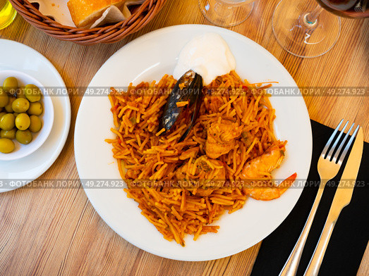 Pasta with seafood contains tiger prawns, shell mussels, spices and chicken fillet. Стоковое фото, фотограф Яков Филимонов / Фотобанк Лори
