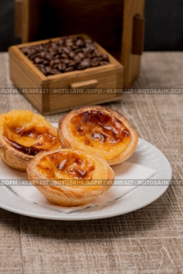 Pasteis de Nata or Portuguese Custard Tarts on wooden table. Стоковое фото, агентство Ingram Publishing / Фотобанк Лори