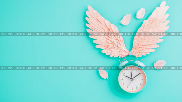 Pastel Pink Wings and Teal Alarm Clock on Aqua Background: A Serene Timepiece Composition. Стоковое AI-изображение, AI-художник Данила Большаков / Фотобанк Лори