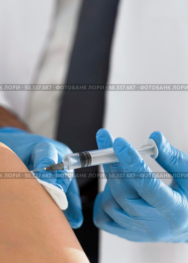 patient being vaccinated by doctor. Стоковое фото, агентство Ingram Publishing / Фотобанк Лори