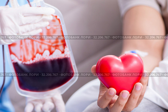 Patient getting blood transfusion in hospital clinic. Стоковое фото, фотограф Elnur / Фотобанк Лори