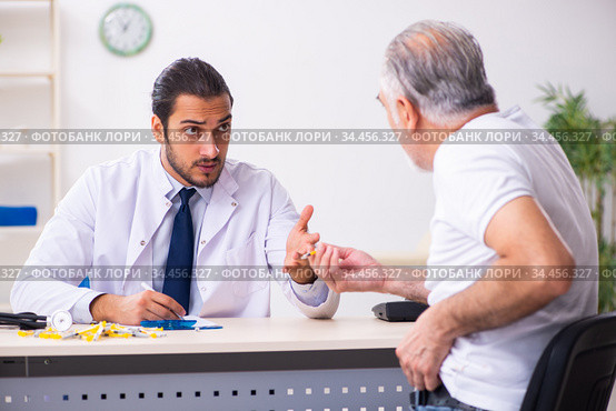 Patient suffering from diabetes visiting doctor. Стоковое фото, фотограф Elnur / Фотобанк Лори