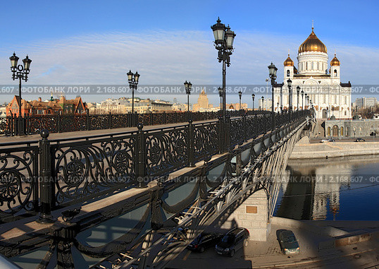 Патриарший мост. Храм Христа Спасителя. Редакционное фото, фотограф Юрий Кирсанов / Фотобанк Лори