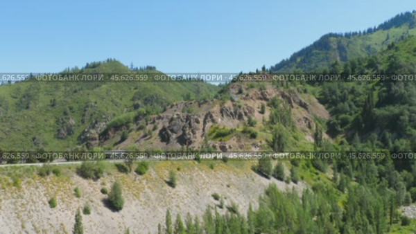 Paved road in a mountainous area. Стоковое видео, видеограф Игорь Жоров / Фотобанк Лори