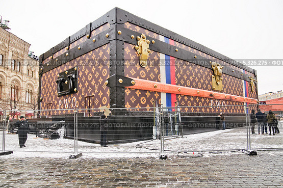 Павильон-чемодан Louis Vuitton ("Луи Виттон") на Красной площади. Москва (2013 год). Редакционное фото, фотограф Алёшина Оксана / Фотобанк Лори