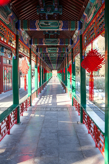 Павильоны, коридоры и деревянные расписные конструкции в парке. The Palace park (Forbidden City) located in Beijing, China (2024 год). Редакционное фото, фотограф Кекяляйнен Андрей / Фотобанк Лори