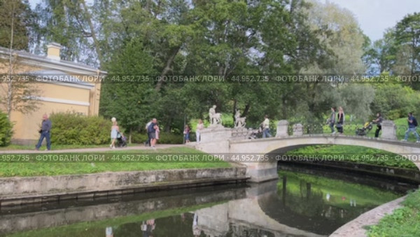 PAVLOVSK, SAINT PETERSBURG, RUSSIA- September 14, 2024: Video of park near Pavlovsk Palace with historical bridge from 1796 with sculptures of centaurs across Slavyanka River at sunny summar day. Редакционное видео, видеограф Виктория Катьянова / Фотобанк Лори
