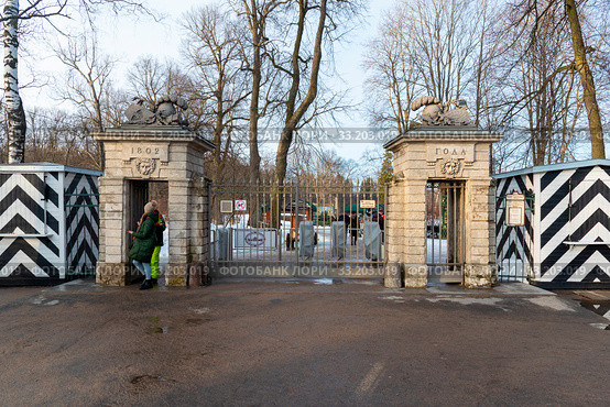 Павловский парк. Театральные ворота. Санкт-Петербург (2019 год). Редакционное фото, фотограф Александр Щепин / Фотобанк Лори