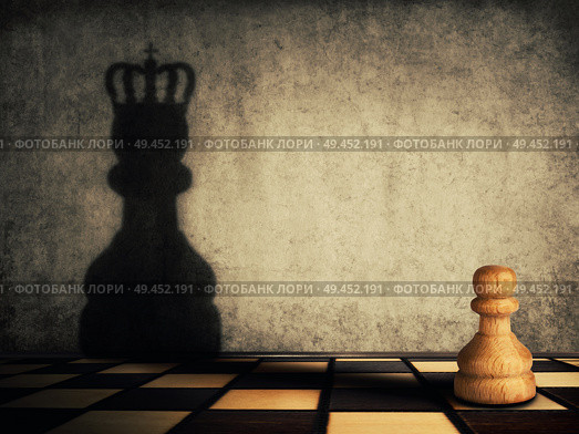 Pawn chess piece glorification, casting a shadow of coronation on a concrete wall. Business aspirations and leadership concept. Magical transformation, become a king. Стоковое фото, агентство Ingram Publishing / Фотобанк Лори