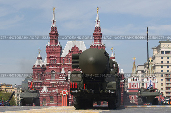 PC-24 «Ярс» — российская твёрдотопливная межконтинентальная баллистическая ракета мобильного базирования с разделяющейся головной частью. на Красной площади в день Победы (2015 год). Редакционное фото, фотограф Михеев Алексей / Фотобанк Лори