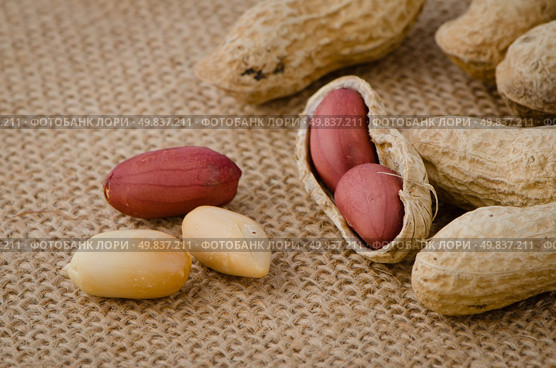 Peanuts on old raffia background. Стоковое фото, агентство Ingram Publishing / Фотобанк Лори