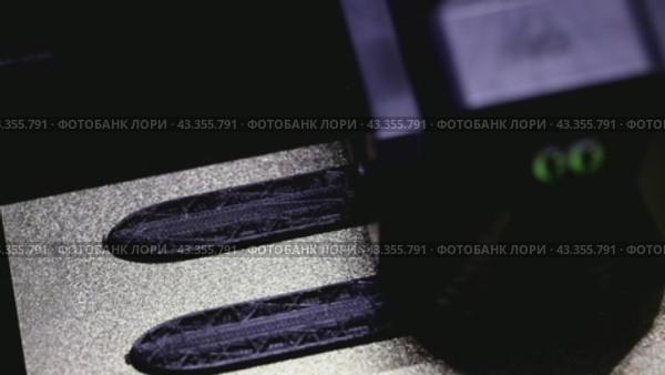 Печать сразу нескольких заготовок на домашнем 3D-принтере для склеивания модели подводной лодки. Стоковое видео, видеограф Сергей Сергеев / Фотобанк Лори
