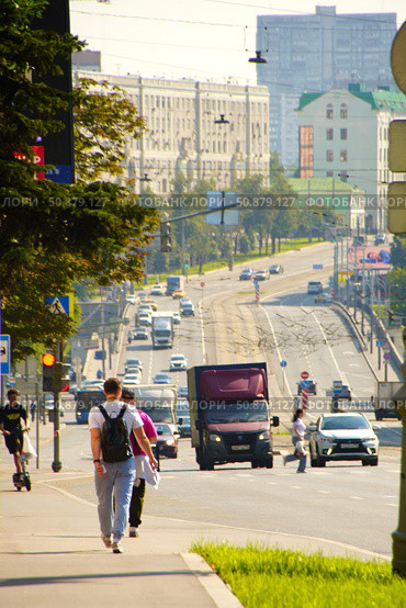 Pedestrians and cars are moving along Stromynka Street in the early summer morning. Russia. Moscow. 07/25/25. Редакционное фото, фотограф Ярославский Максим / Фотобанк Лори