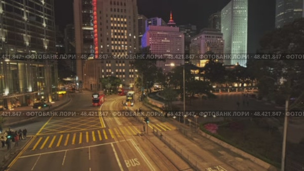 Pedestrians crossing street in Central Hong Kong at night. Стоковое видео, видеограф Михаил Коханчиков / Фотобанк Лори