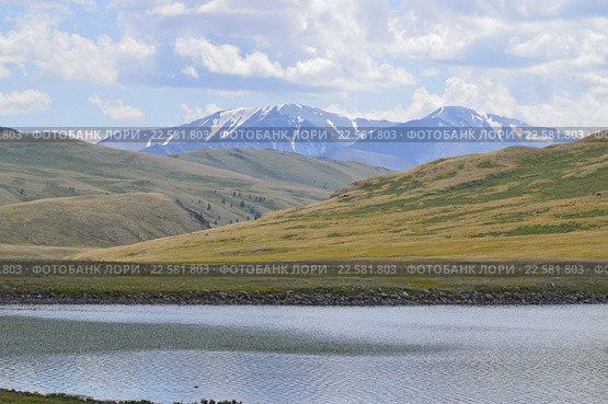 Пейзаж Горного Алтая с озером, горами и снежными вершинами. Стоковое фото, фотограф Ольга Логачева / Фотобанк Лори
