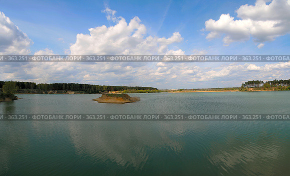 Пейзаж с маленьким островом на пруду. Стоковое фото, фотограф Denis Kh. / Фотобанк Лори