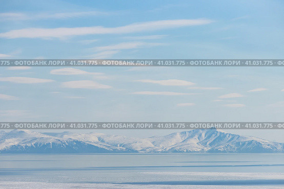 Пейзаж с морским заливом, горами и облаками в небе. Бухта Гертнера, Охотское море. Магаданская область, Сибирь, Дальний Восток России. Отлично подходит для фона. Стоковое фото, фотограф Андрей Степанов / Фотобанк Лори