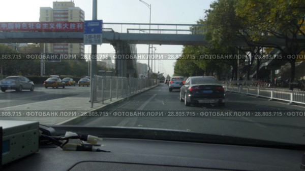 Пекин. Движение на улицах. Beijing. Traffic during the day. Streets of the city. (2018 год). Стоковое видео, видеограф Евгений Романов / Фотобанк Лори