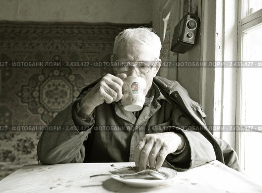 Пенсионер в деревенском доме (2009 год). Редакционное фото, фотограф Нина Ефремова / Фотобанк Лори