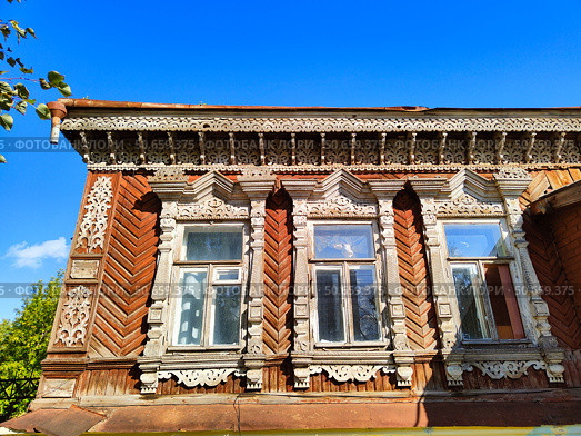 Пенза. Старый деревянный дом с резными наличниками (2024 год). Редакционное фото, фотограф Мария Сергеева / Фотобанк Лори