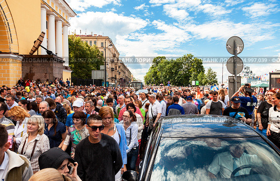 People celebrate the Navy day at the Admiralty embankment in sunny day (2016 год). Редакционное фото, фотограф FotograFF / Фотобанк Лори