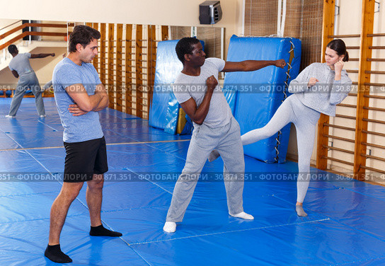 People fighting with coach at gym. Стоковое фото, фотограф Яков Филимонов / Фотобанк Лори
