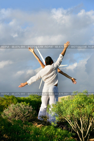 people imitating movements of a windmill. Стоковое фото, агентство Ingram Publishing / Фотобанк Лори