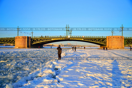 People take pictures of the sun on the ice of the Neva river at the Palace bridge (2018 год). Редакционное фото, фотограф Максим Мицун / Фотобанк Лори