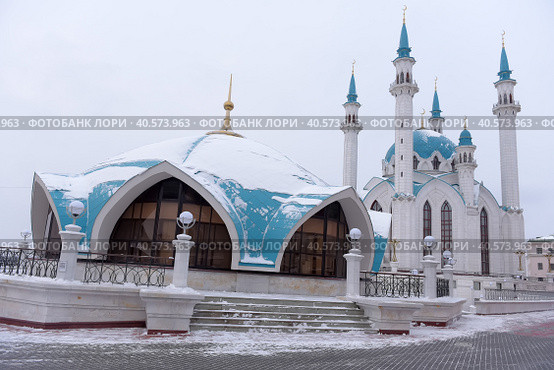 People under the Qol Sharif mosque in Kazan Kremlin. It was built in 1996-2005 in memory of the legendary 16th century mosque (2018 год). Редакционное фото, фотограф Анна Кривицкая / Фотобанк Лори