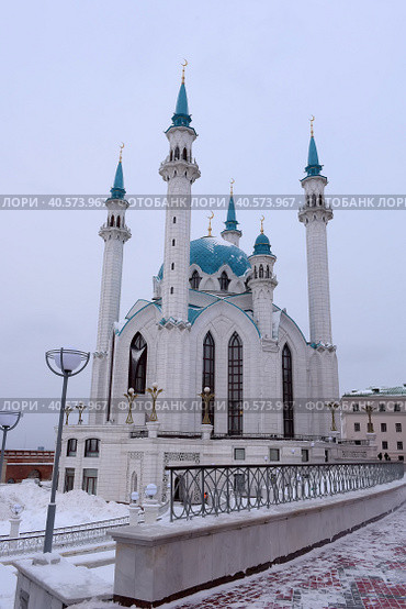 People under the Qol Sharif mosque in Kazan Kremlin. It was built in 1996-2005 in memory of the legendary 16th century mosque (2018 год). Редакционное фото, фотограф Анна Кривицкая / Фотобанк Лори