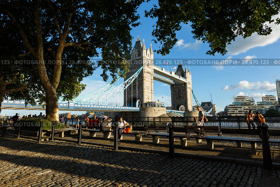 people walk on the embankment near the Tower Bridge. river transport, evening (2017 год). Редакционное фото, фотограф Ирина Мойсеева / Фотобанк Лори