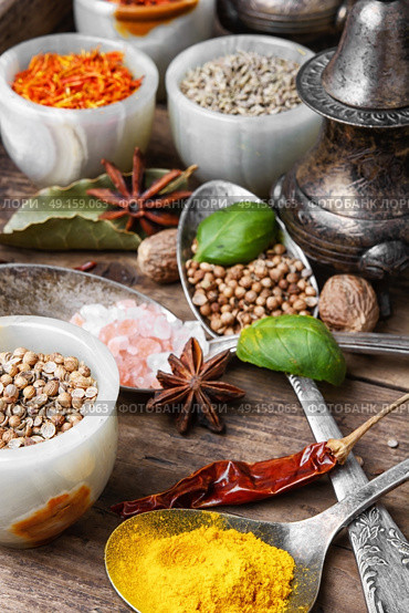 peppercorn and Indian spice. Variety of spices and seasonings on kitchen table. Стоковое фото, агентство Ingram Publishing / Фотобанк Лори