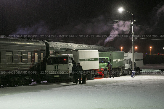 Переброска заключенных с поезда (2015 год). Редакционное фото, фотограф Михаил Трибой / Фотобанк Лори