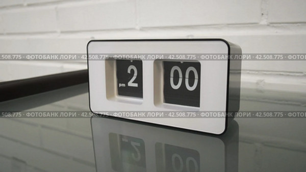 Перекидной циферблат часов будильника. Flip clock mechanism. 2:00 PM. Flip clock watch face. White brick wall in the background. Slow motion 240 fps. Стоковое видео, видеограф EStarodubov / Фотобанк Лори