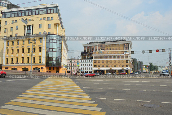 Перекресток Большого и Малого Москворецких мостов, Болотной улицы и Лубочного переулка. Район Якиманка. Москва (2016 год). Редакционное фото, фотограф lana1501 / Фотобанк Лори