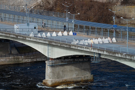 Перекрытый для автомобильного движения Мост Дружбы мартовским днем. Граница Эстонии и России. Ивангород (2024 год). Стоковое фото, фотограф Виктор Карасев / Фотобанк Лори