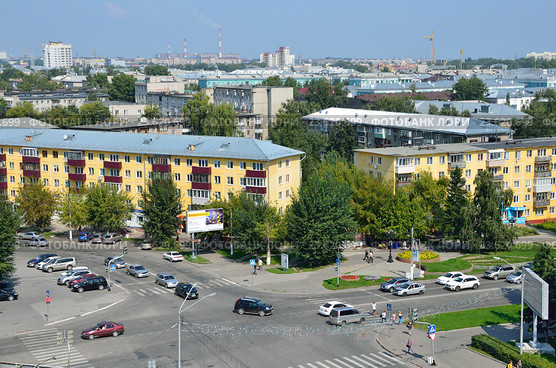 Пересечение Социалистического проспекта и улицы Молодежная в городе Барнауле летом. Редакционное фото, фотограф Овчинникова Ирина / Фотобанк Лори