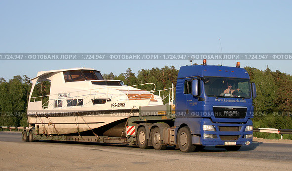 Перевозка лодки (2009 год). Редакционное фото, фотограф Art Konovalov / Фотобанк Лори