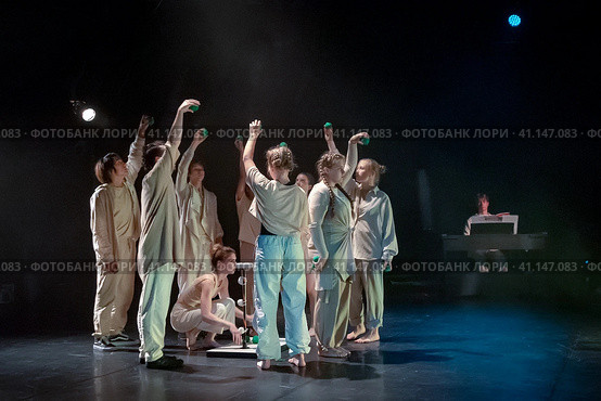 Перформанс «Нити». Исполняют участники коллектива «Упсала-Цирк». Санкт-Петербург (2023 год). Редакционное фото, фотограф Румянцева Наталия / Фотобанк Лори