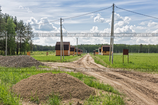 Первые дома построены в новом дачном поселке. Стоковое фото, фотограф Юрий Шурчков / Фотобанк Лори