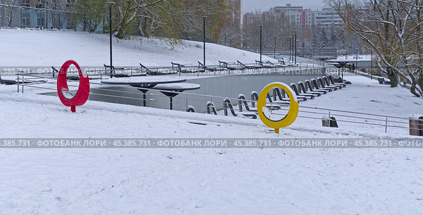 Первый снег в городе. Заснеженные пляжные лежаки у Большого Коньковского пруда. Улица Введенского, Москва, пасмурный день в начале ноября. Стоковое фото, фотограф Сергей Рыбин / Фотобанк Лори